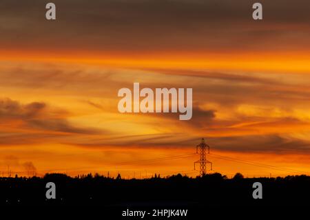 Am frühen Morgen Stadtlandschaft mit Powerline Stockfoto