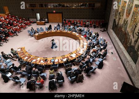 New York, NY - 21. Februar 2022: Atmosphäre während eines Notfalltreffens des SC über die Lage an den Grenzen zwischen der Ukraine und Russland im UN-Hauptquartier Stockfoto