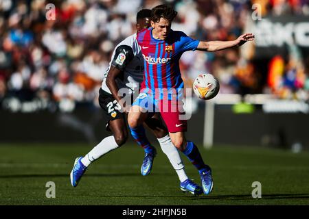 20. Februar 2022; Mestalla-Stadion, Valencia, Spanien; La Liga Fußball, Valencia CF gegen FC Barcelona; Pablo Martin Gavi vom FC Barcelona und Ilaix Mo Stockfoto