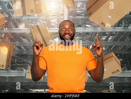 Black man freut sich über viele Pakete Stockfoto