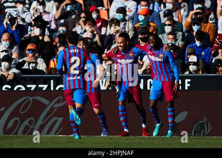 20. Februar 2022; Mestalla-Stadion, Valencia, Spanien; La Liga Fußball, FC Valencia gegen FC Barcelona; Pierre-Emerick Aubameyang und Ousmane Dembele Stockfoto