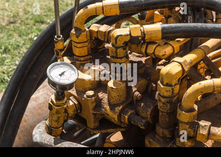 Druckmanometer-Regelventil Druck- und Stromversorgungssystem, Pumpenbau, Industrieanlagen. Stockfoto