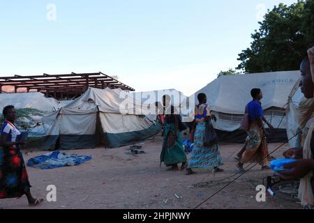 Frauen werden im Bangula Camp im Bezirk Nsanje beobachtet, wo provisorischer Unterschlupf in Form von Zelten aufgestellt wurde, um Menschen zu beherbergen, die vom Tropical Cyclone Ana displaved wurden. Der Bezirk Nsanje liegt in der südlichen Region, die am stärksten betroffen ist. Malawi. Stockfoto