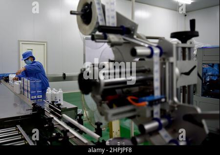 ZHANGJIAKOU, CHINA - 22. FEBRUAR 2022 - am 22. Februar 2022 arbeiten Arbeiter an der Desinfektionsmittelproduktionslinie in Zhangjiakou, Provinz Hebei, China. Stockfoto