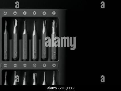 Schraubenzieher tippt verschiedene Formen und Größen aus der Nähe. Manueller Mini-Schraubendreher aus Metall und Satz der austauschbaren Bits. Präzisions-Schraubendrehersatz. St Stockfoto