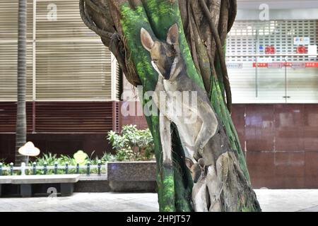 Chongqing, Chongqing, China. 22nd. Februar 2022. Am 22. Februar 2022 begann der ''Zoo'' auf dem Baum in der Jiefangbei-Fußgängerzone in Chongqing.vor kurzem, in der Jiefangbei des Yuzhong-Bezirks, Chongqing, wo beliebte Check-in-Punkte gesammelt werden, hat ein ''Zoo'' auf einem Baum begonnen, Aufmerksamkeit zu erregen. Der Reporter sah auf der Minzu Road, der Jiefangbei Fußgängerzone, dass in der Mitte der geraden Straße zwei Reihen von dichten gelben Wacholderbäumen sind. Mehr als ein Dutzend Tiere, darunter das ''Lightning''-Faultier in ''Zootopia'' und das ''Timan''-Erdmännchen in ''The Lion King''. Die Gemälde sind lebensecht und Stockfoto