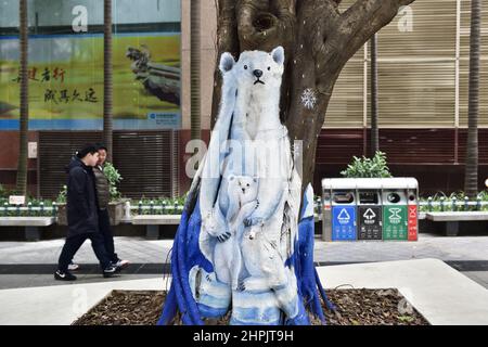 Chongqing, Chongqing, China. 22nd. Februar 2022. Am 22. Februar 2022 begann der ''Zoo'' auf dem Baum in der Jiefangbei-Fußgängerzone in Chongqing.vor kurzem, in der Jiefangbei des Yuzhong-Bezirks, Chongqing, wo beliebte Check-in-Punkte gesammelt werden, hat ein ''Zoo'' auf einem Baum begonnen, Aufmerksamkeit zu erregen. Der Reporter sah auf der Minzu Road, der Jiefangbei Fußgängerzone, dass in der Mitte der geraden Straße zwei Reihen von dichten gelben Wacholderbäumen sind. Mehr als ein Dutzend Tiere, darunter das ''Lightning''-Faultier in ''Zootopia'' und das ''Timan''-Erdmännchen in ''The Lion King''. Die Gemälde sind lebensecht und Stockfoto