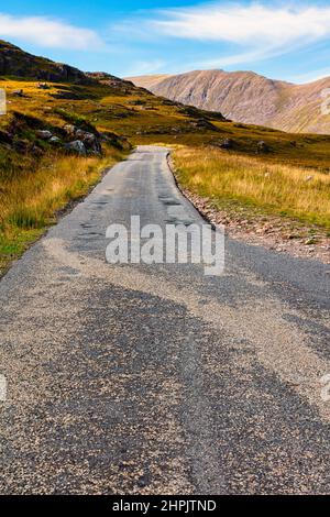 Bealach na Bà, Pass of the Cattle, eine gewundene einspurige Straße, die die Halbinsel Applecross, Teil der Nordküste 500, Wester Ross, Schottland, trhough Stockfoto