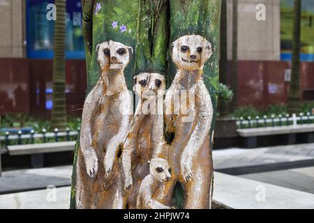 Chongqing, Chongqing, China. 22nd. Februar 2022. Am 22. Februar 2022 begann der ''Zoo'' auf dem Baum in der Jiefangbei-Fußgängerzone in Chongqing.vor kurzem, in der Jiefangbei des Yuzhong-Bezirks, Chongqing, wo beliebte Check-in-Punkte gesammelt werden, hat ein ''Zoo'' auf einem Baum begonnen, Aufmerksamkeit zu erregen. Der Reporter sah auf der Minzu Road, der Jiefangbei Fußgängerzone, dass in der Mitte der geraden Straße zwei Reihen von dichten gelben Wacholderbäumen sind. Mehr als ein Dutzend Tiere, darunter das ''Lightning''-Faultier in ''Zootopia'' und das ''Timan''-Erdmännchen in ''The Lion King''. Die Gemälde sind lebensecht und Stockfoto