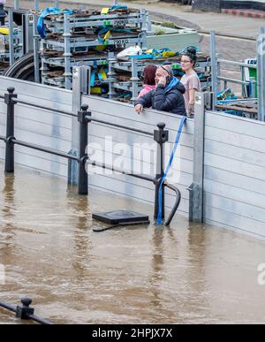 Bewdley UK. 22nd. Februar 2022. Die Umweltbehörde hat eine schwere Hochwasserwarnung Bewdley, Worcestershire, herausgegeben, die auf extrem hohe Flusswerte am Fluss Severn zurückzuführen ist, die zu überhöhten provisorischen Hochwasserbarrieren führen können. Die Bewohner dieses Hochwasserrisikogebiets werden dringend aufgefordert, ihre Häuser zu evakuieren, da aufgrund von Wirbelstürmen und starken Regenfällen eine drohende Überschwemmung zu erwarten ist. Kredit: Lee Hudson/Alamy Live Nachrichten Stockfoto