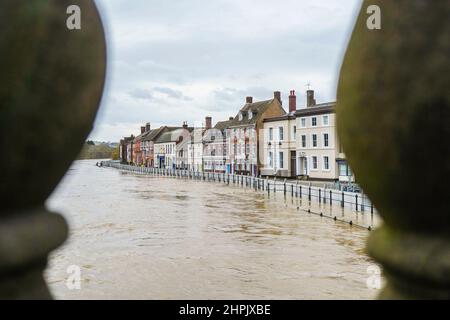 Bewdley UK. 22nd. Februar 2022. Das Umweltbundesamt hat in Bewdley, Worcestershire, eine schwere Hochwasserwarnung herausgegeben, die auf extrem hohe Flusswerte am Fluss Severn zurückzuführen ist, die zu überhöhten temporären Hochwasserbarrieren führen können. Die Bewohner dieses Hochwasserrisikogebiets werden dringend aufgefordert, ihre Häuser zu evakuieren, da aufgrund von Wirbelstürmen und starken Regenfällen eine drohende Überschwemmung zu erwarten ist. Kredit: Lee Hudson/Alamy Live Nachrichten Stockfoto