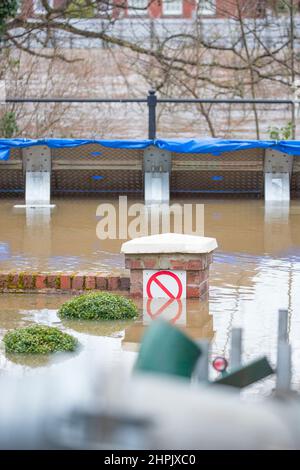 Bewdley UK. 22nd. Februar 2022. Das Umweltbundesamt hat in Bewdley, Worcestershire, eine schwere Hochwasserwarnung herausgegeben, die auf extrem hohe Flusswerte am Fluss Severn zurückzuführen ist, die zu überhöhten temporären Hochwasserbarrieren führen können. Die Bewohner dieses Hochwasserrisikogebiets werden dringend aufgefordert, ihre Häuser zu evakuieren, da aufgrund von Wirbelstürmen und starken Regenfällen eine drohende Überschwemmung zu erwarten ist. Kredit: Lee Hudson/Alamy Live Nachrichten Stockfoto