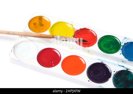 Legen Sie helle Aquarellfarben und Pinsel für die Aquarellmalerei mit weißem Hintergrund fest Stockfoto