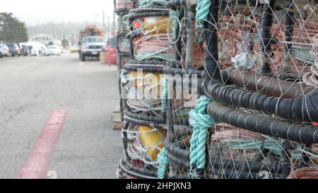 Fallen, Seile und Käfige auf Pier, kommerziellen Dock, Fischerei, Monterey California USA. Leere Töpfe, Creels für Fisch, Meeresfrüchte, die im Hafen gefangen werden. Viele Fischernetze und Körbe im Seehafen. Fischerei. Stockfoto