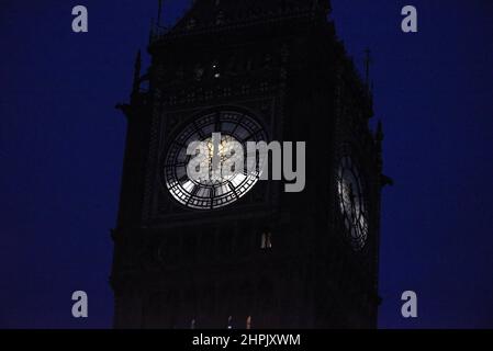 Die ikonische Uhr von Big Ben zeigt auf diesem Foto des Elizabeth Tower im Palace of Westminster, das bei Nacht aufgenommen wurde, zwölf Uhr Stockfoto