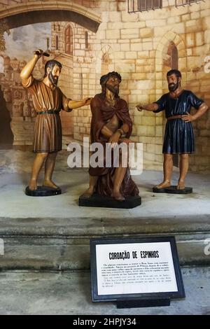 Statuen, die die geflochtene Dornenkrone darstellen, die während der Ereignisse, die zu seiner Kreuzigung am Hafen von Bom Jesus Braga führten, auf das Haupt Jesu gelegt wurde Stockfoto