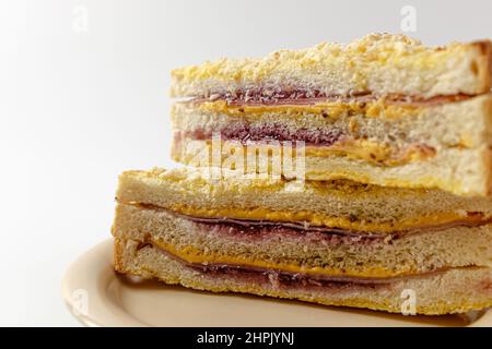 Monte Cristo Sandwich auf weißem Hintergrund Stockfoto