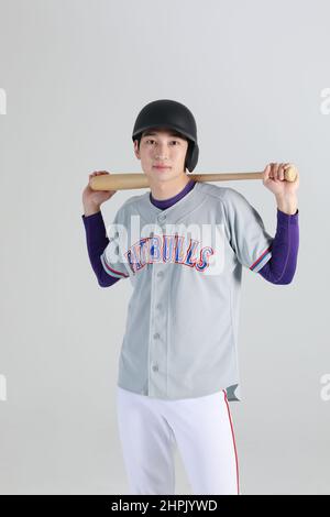 Baseballspieler, asiatisch-koreanischer Mann mit Fledermaus Stockfoto