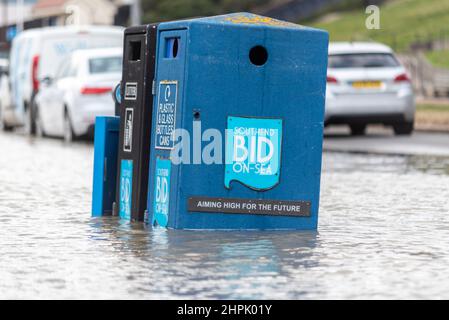 Überschwemmungen während einer Flut kombiniert mit dem Sturm Franklin in Southend on Sea, Essex, Großbritannien. Untergetauchte Abfalleimer mit Southend Sea Branding. Wortspiel Stockfoto