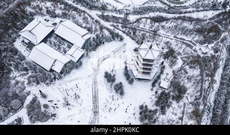 Guiyang. 22nd. Februar 2022. Luftaufnahme vom 22. Februar 2022 zeigt ein schneebedecktes Wohngebiet in Guiyang, der Hauptstadt der südwestlichen Provinz Guizhou. Quelle: Tao Liang/Xinhua/Alamy Live News Stockfoto