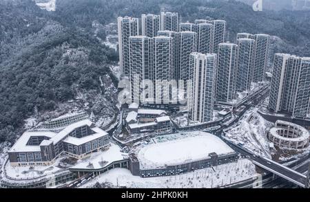 Guiyang. 22nd. Februar 2022. Luftaufnahme vom 22. Februar 2022 zeigt ein schneebedecktes Wohngebiet in Guiyang, der Hauptstadt der südwestlichen Provinz Guizhou. Quelle: Tao Liang/Xinhua/Alamy Live News Stockfoto