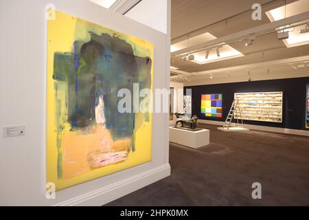 Turnier von Helen Frankenthaler während einer Vorschau in Sotheby's, London, für die bevorstehende Auktion moderner und zeitgenössischer Kunst, die £200 Millionen Kunstwerke umfasst, darunter Werke von Magritte, Monet, Picasso, Hockney und drei von der Straßenkünstlerin Banksy aus der Sammlung von Robbie Williams. Bilddatum: Dienstag, 22. Februar 2022. Stockfoto