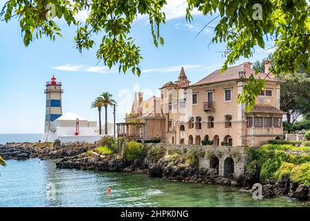 CASCAIS, PORTUGAL - 06. SEPTEMBER 2021: Blau-weißer Leuchtturm von Cascais an einem sonnigen Tag. Portugal. Stockfoto