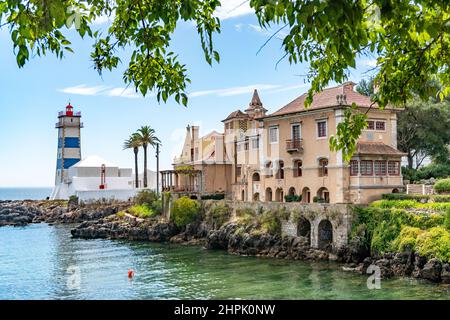 CASCAIS, PORTUGAL - 06. SEPTEMBER 2021: Blau-weißer Leuchtturm von Cascais an einem sonnigen Tag. Portugal. Stockfoto