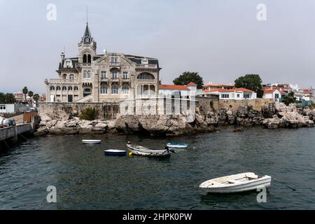 CASCAIS, PORTUGAL - 06. SEPTEMBER 2021: SEIXAS Palast und Fischerboote im schönen Dorf Cascais, Portugal. Stockfoto