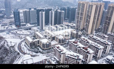 Guiyang. 22nd. Februar 2022. Luftaufnahme vom 22. Februar 2022 zeigt ein schneebedecktes Wohngebiet in Guiyang, der Hauptstadt der südwestlichen Provinz Guizhou. Quelle: Tao Liang/Xinhua/Alamy Live News Stockfoto