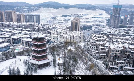 Guiyang. 22nd. Februar 2022. Luftaufnahme vom 22. Februar 2022 zeigt ein schneebedecktes Wohngebiet in Guiyang, der Hauptstadt der südwestlichen Provinz Guizhou. Quelle: Tao Liang/Xinhua/Alamy Live News Stockfoto