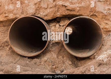 Reparatur der Rohrleitung Stahl Rundrohr der Heizleitung in der Bauindustrie. Stockfoto