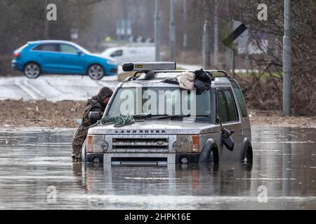 Ein verlassenes Auto in Castleford ist bereit, aus dem Hochwasser gezogen zu werden, nachdem es gestrandet war, als der Sturm Franklin den Fluss Aire über das Wochenende zum Platzen brachte Stockfoto