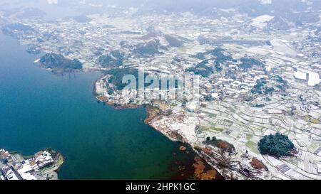 Guiyang. 22nd. Februar 2022. Luftaufnahme vom 22. Februar 2022 zeigt die Schneelandschaft des Aha Lake National Wetland Park in Guiyang City, südwestlich der chinesischen Provinz Guizhou. Chinas meteorologische Behörden haben am Dienstag in einigen Regionen des Landes weiterhin eine gelbe Warnung für starken Schnee ausgegeben. Von Dienstagmorgen bis Mittwochmorgen werden Schneestürme Teile von Yunnan, Guizhou, Hunan, Jiangxi, Anhui und Zhejiang treffen. Laut dem National Meteorological Center werden bis zu 25 Millimeter Schneefall erwartet. Kredit: Ou Dongqu/Xinhua/Alamy Live Nachrichten Stockfoto