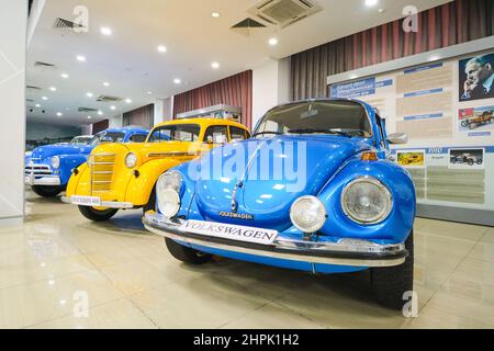 Ein leuchtend blauer Volkswagen Käfer mit sowjetischen, russischen Autos. Im Polytechnischen, Polytexnika Transportation Museum in Taschkent, Usbekistan. Stockfoto