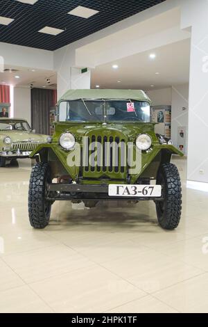 Der Gaz-67 grün Militär kleinen Jeep Transport Auto, Fahrzeug. Im Polytechnischen, Polytexnika Transportation Museum in Taschkent, Usbekistan. Stockfoto