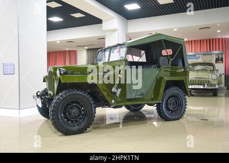 Der Gaz-67 grün Militär kleinen Jeep Transport Auto, Fahrzeug. Im Polytechnischen, Polytexnika Transportation Museum in Taschkent, Usbekistan. Stockfoto