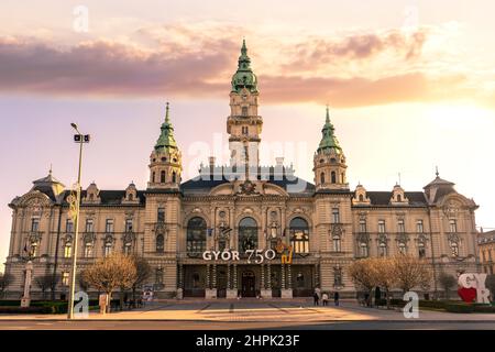 Schönes Rathaus Gebäude von Gyor Ungarn Sonnenuntergang. Stockfoto