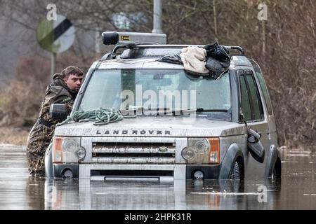 Castleford, Großbritannien. 22nd. Februar 2022. Ein verlassenes Auto in Castleford wird bereit sein, aus dem Hochwasserwasser gezogen zu werden, nachdem es gestrandet war, als der Sturm Franklin am Wochenende in Castleford, Großbritannien, den Fluss Aire zum Platzen brachte, der am 2./22./2022. (Foto von James Heaton/News Images/Sipa USA) Quelle: SIPA USA/Alamy Live News Stockfoto