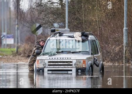 Castleford, Großbritannien. 22nd. Februar 2022. Ein Mann bereitet sein Auto darauf vor, aus dem Hochwasser in Castleford gezogen zu werden, nachdem er gestrandet war, als der Sturm Franklin den Fluss Aire am Wochenende in Castleford, Großbritannien, am 2/22/2022 zum Platzen brachte. (Foto von James Heaton/News Images/Sipa USA) Quelle: SIPA USA/Alamy Live News Stockfoto