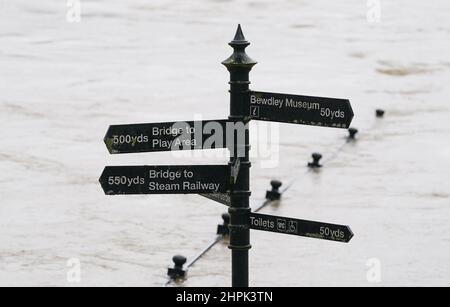 Ein überfluteter Fluss Severn in Bewdley, Worcestershire. Das Umweltbundesamt hat Gemeinden in Teilen der West Midlands und Nordenglands, insbesondere entlang des Flusses Severn, aufgefordert, sich bis Mittwoch nach den starken Regenfällen des Sturms Franklin auf erhebliche Überschwemmungen vorzubereiten. Bilddatum: Dienstag, 22. Februar 2022. Stockfoto