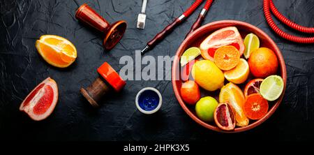 Duftende rauchende Shisha oder Shisha mit Tabak aus Zitrusfrüchten. Stockfoto