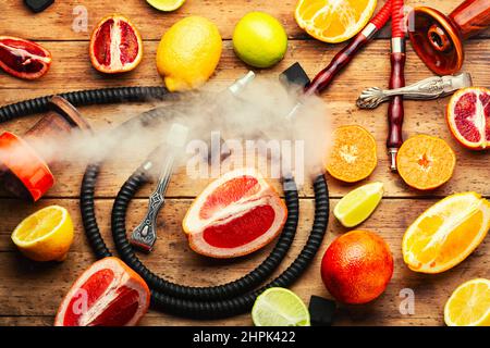 Duftende rauchende Shisha oder Shisha mit Tabak aus Zitrusfrüchten. Stockfoto