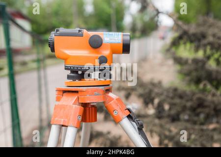 Das Theodolit-Werkzeug ist ein Baumessgerät in einem Industriegebiet oder auf einer Baustellenvermessungsanlage. Stockfoto