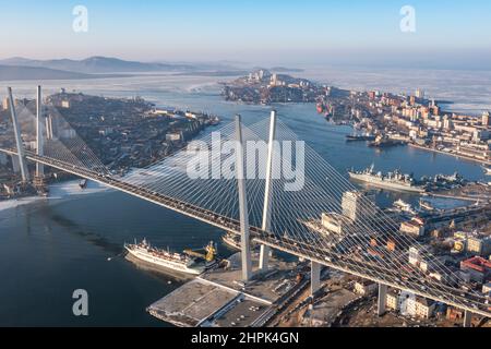 Wladiwostok, Russland - 24. Januar 2022: Blick auf die Stadt und die Brücke über die Bucht des Goldenen Horns. Draufsicht. Stockfoto