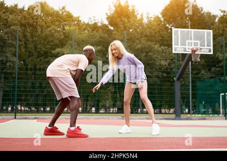 Basketball afro amerikanischen Mann Freunde Ausbildung kaukasischen Frau multirassische Freundschaft afro Kerl Lehrer Amateure weiblich gesund lebensrettend ac Stockfoto