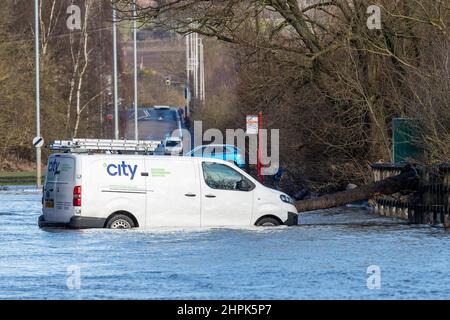 Castleford, Großbritannien. 22nd. Februar 2022. Ein Auto in Castleford wird im Hochwasserwasser aufgegeben, nachdem er gestrandet war, als der Sturm Franklin den Fluss Aire am Wochenende in Castleford, Großbritannien, am 2/22/2022 platzte. (Foto von James Heaton/News Images/Sipa USA) Quelle: SIPA USA/Alamy Live News Stockfoto