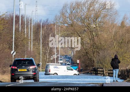 Castleford, Großbritannien. 22nd. Februar 2022. Schaulustige beobachten, wie Autos in Castleford aufgegeben werden, nachdem sie gestrandet sind, als der Sturm Franklin am Wochenende in Castleford, Großbritannien, den Fluss Aire zum Platzen brachte, der an den Ufern des Flusses am 2/22/2022 platzte. (Foto von James Heaton/News Images/Sipa USA) Quelle: SIPA USA/Alamy Live News Stockfoto