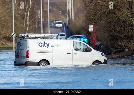 Ein Auto in Castleford wird neben einem umgestürzten Baum im Flutwasser aufgegeben, nachdem er gestrandet war, als der Sturm Franklin den Fluss Aire über das Wochenende zum Platzen brachte Stockfoto