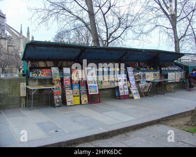 Die bouquinistes von Paris, Frankreich, sind Buchhändler an gebrauchten und antiquarischen Büchern, die ihren Handel entlang große Teile der Ufer der Seine. Stockfoto